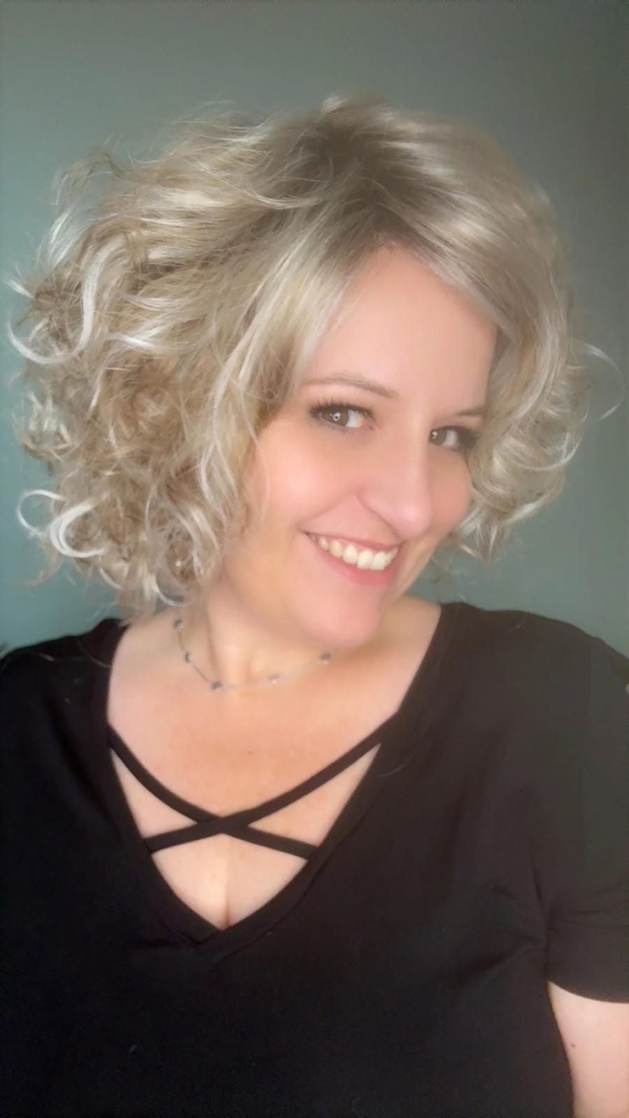 Model in Pearlblonde Rooted