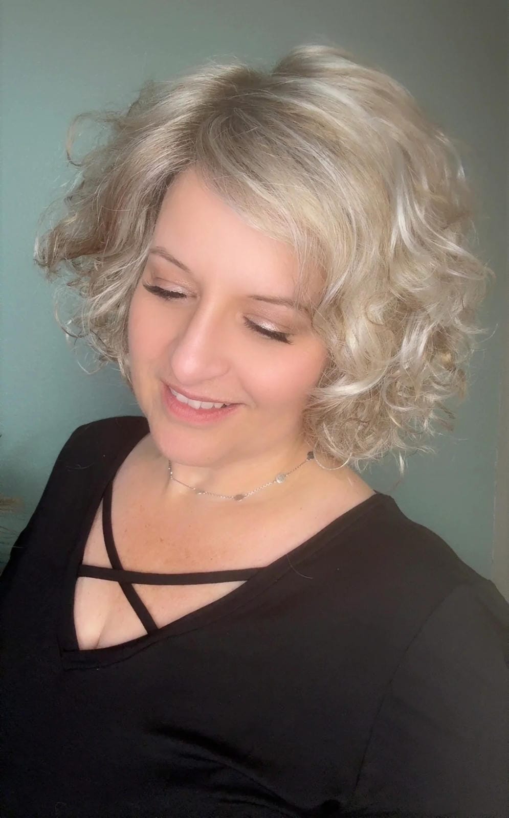 Model in Pearlblonde Rooted