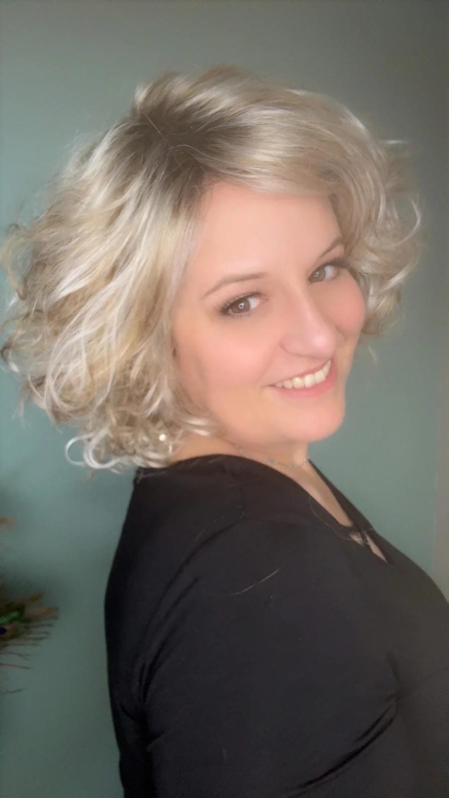 Model in Pearlblonde Rooted