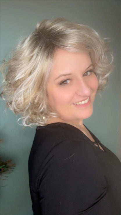 Model in Pearlblonde Rooted