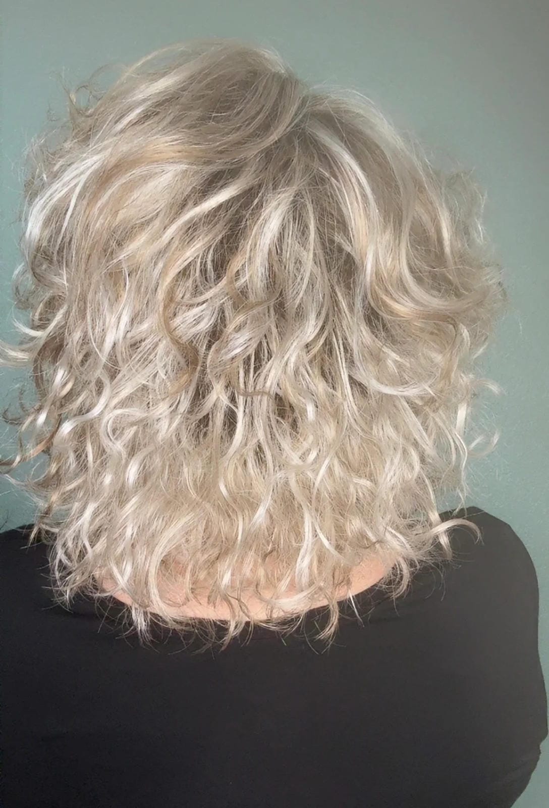 Model in Pearlblonde Rooted