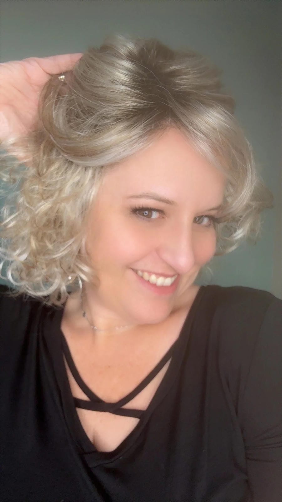 Model in Pearlblonde Rooted