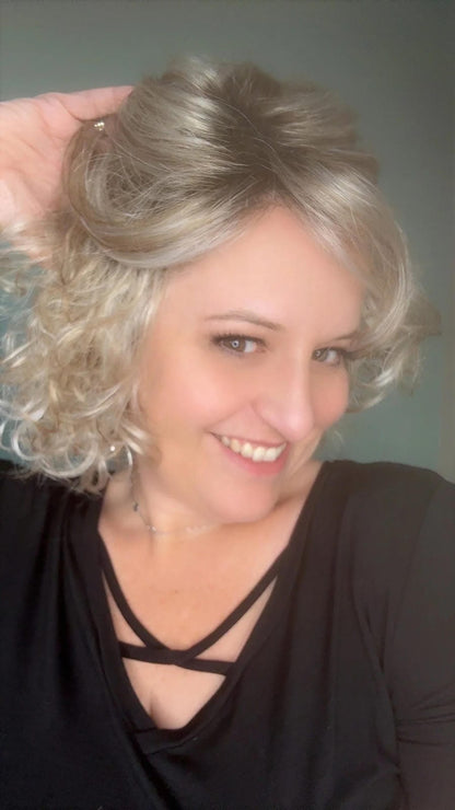 Model in Pearlblonde Rooted