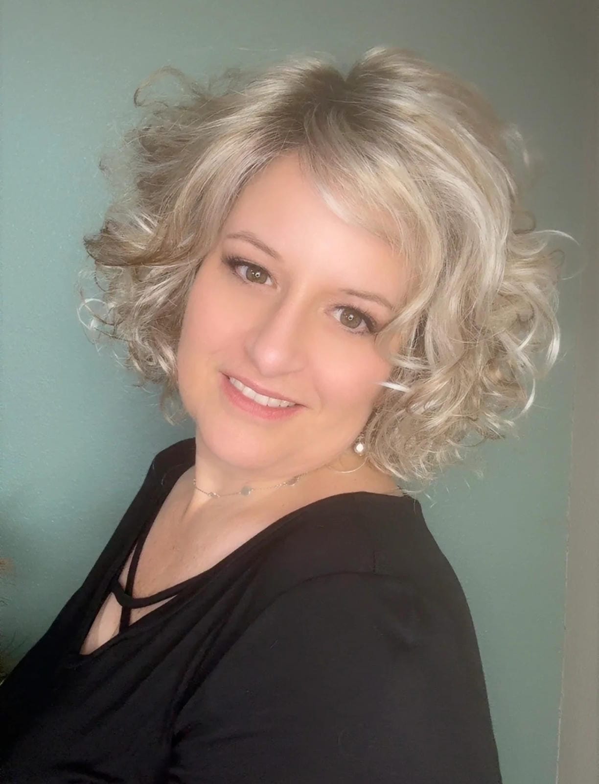 Model in Pearlblonde Rooted